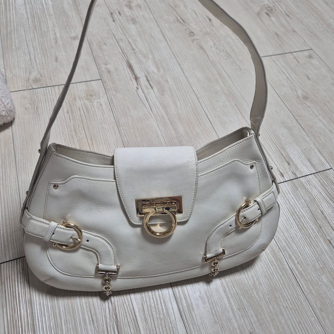 페라가모 간치니 숄더백 상품이미지1