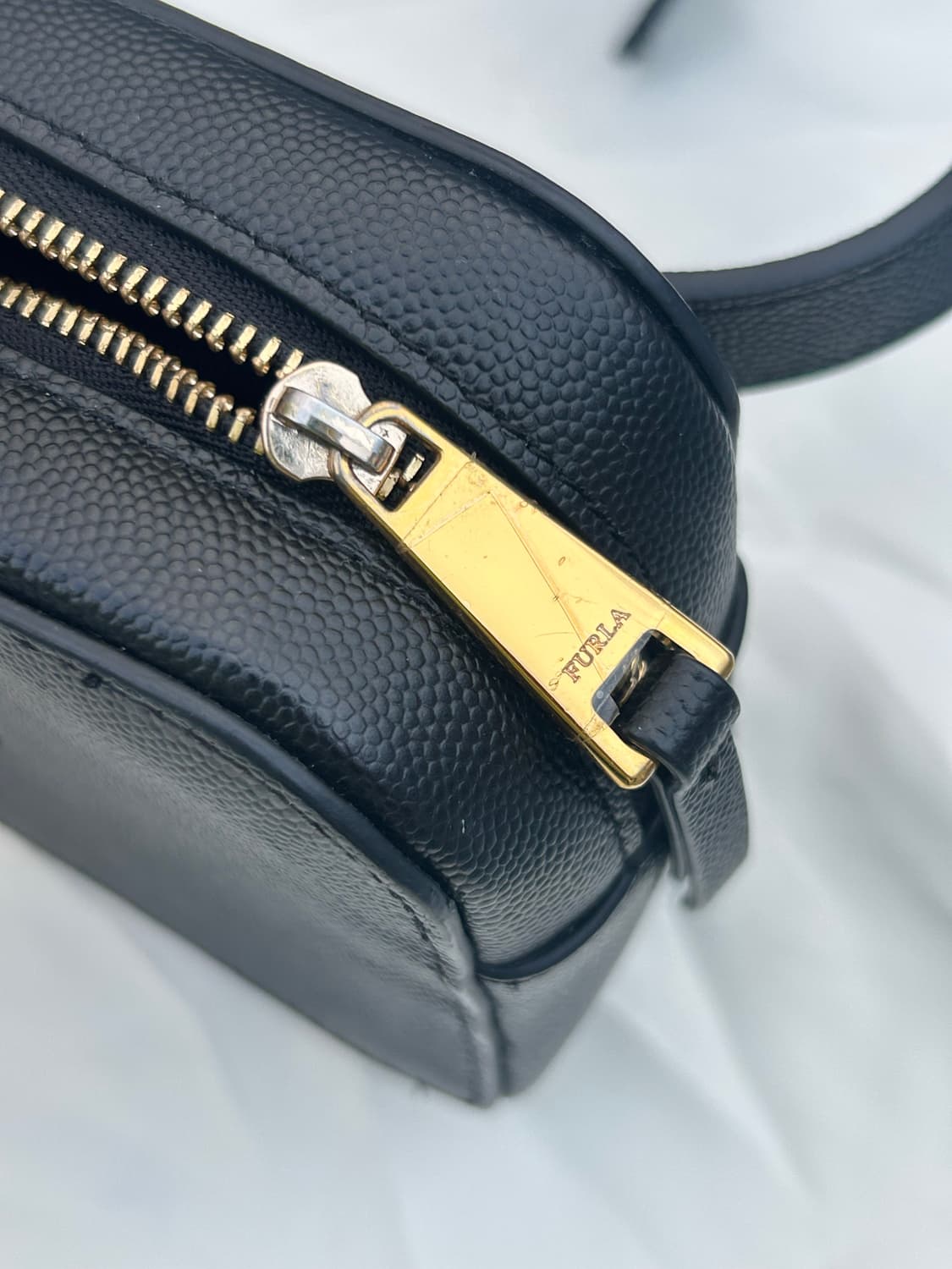 Furla 훌라 블랙 가죽 벨트백 상품이미지4