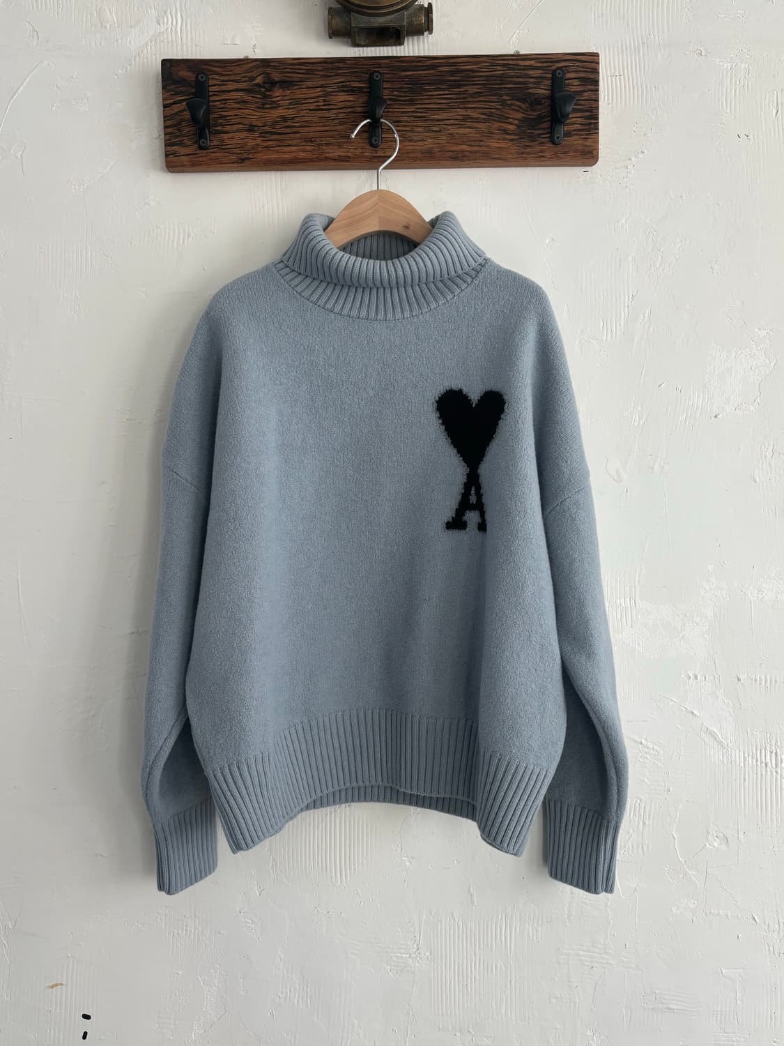 AMI 아미 스틸블루 인타르시아 터틀넥 니트 상품이미지1