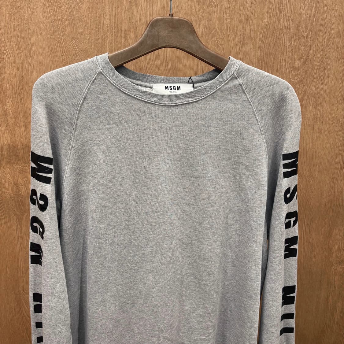 MSGM 라운드넥 긴팔 맨투맨 래글런 로고 프린팅 슬리브 디테일 그레이 상품이미지4