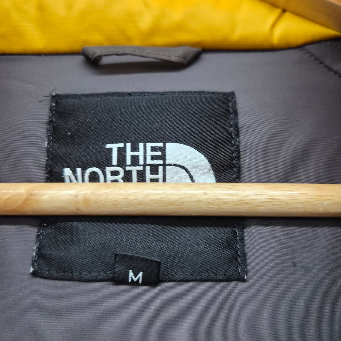 노스페이스 700 구스다운 옐로우/브라운 배색 눕시 패딩 남녀공용 M 상품이미지4