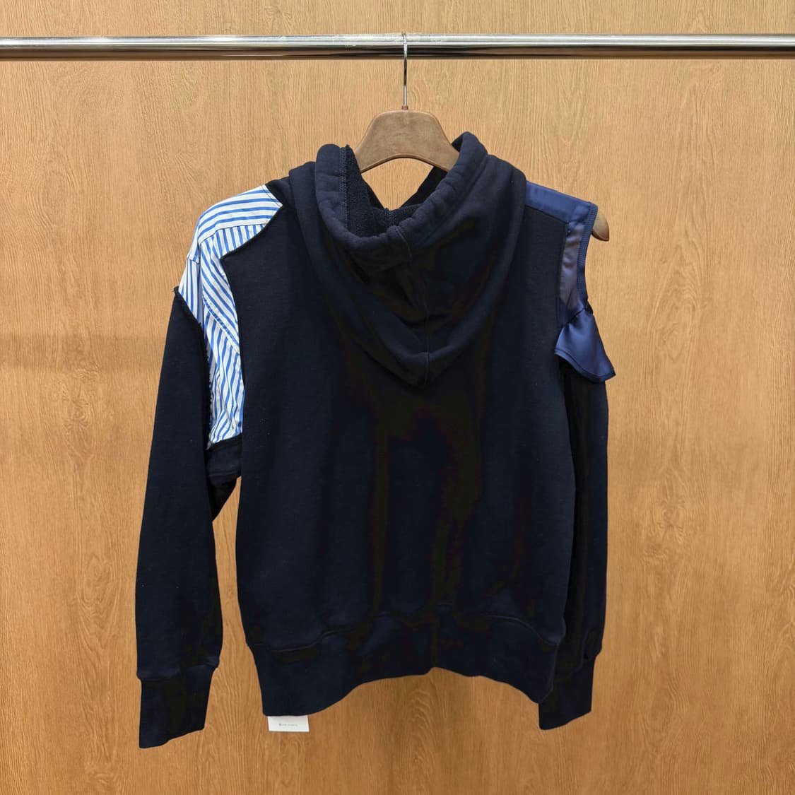사카이 후드 티셔츠 스트라이프 패치 워크 컷아웃 러플 숄더 디테일 네이비 상품이미지3