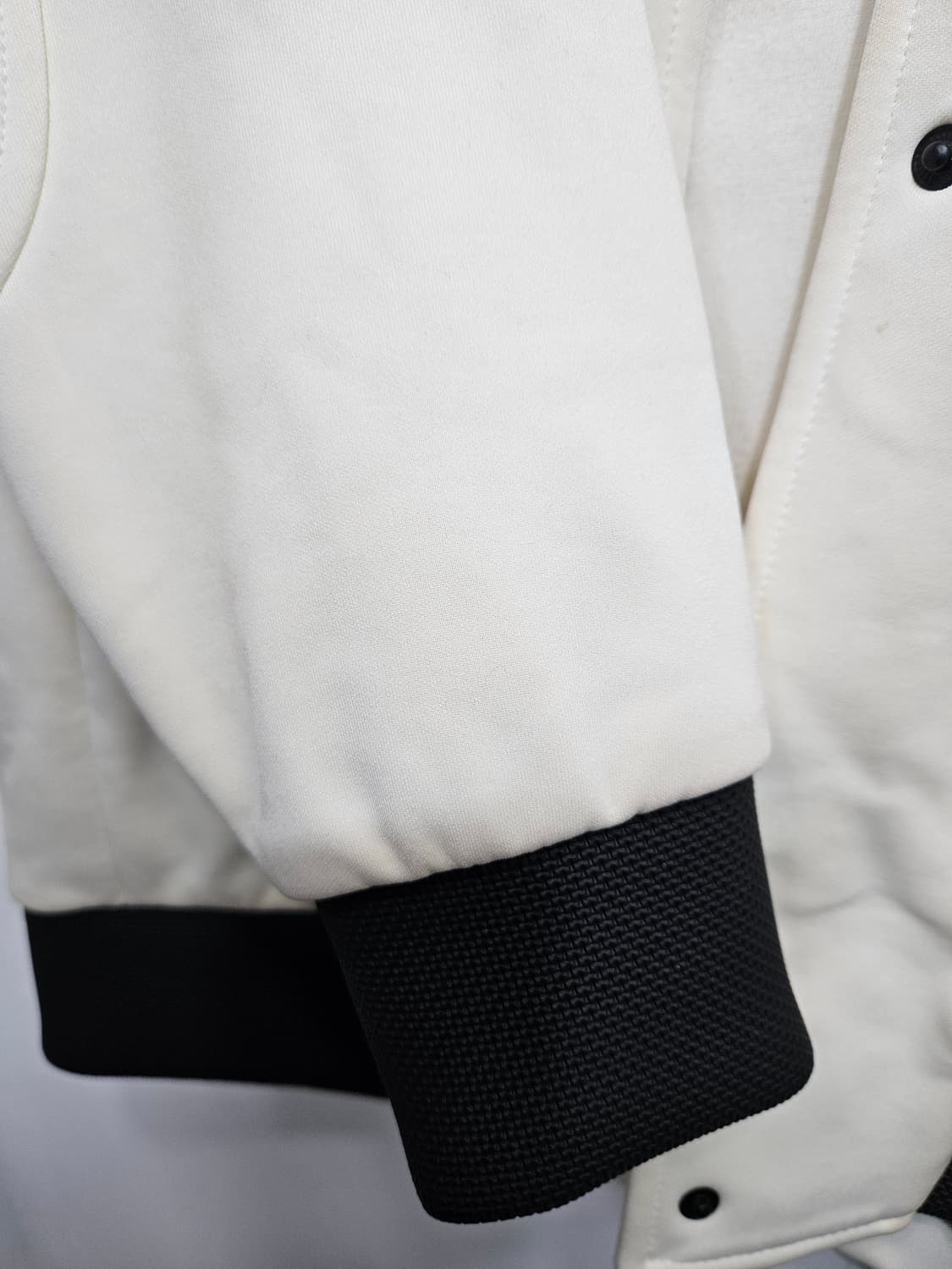 듀엘(DEWL) 아이보리 네오프렌 바시티 봄버 자켓  상품이미지8