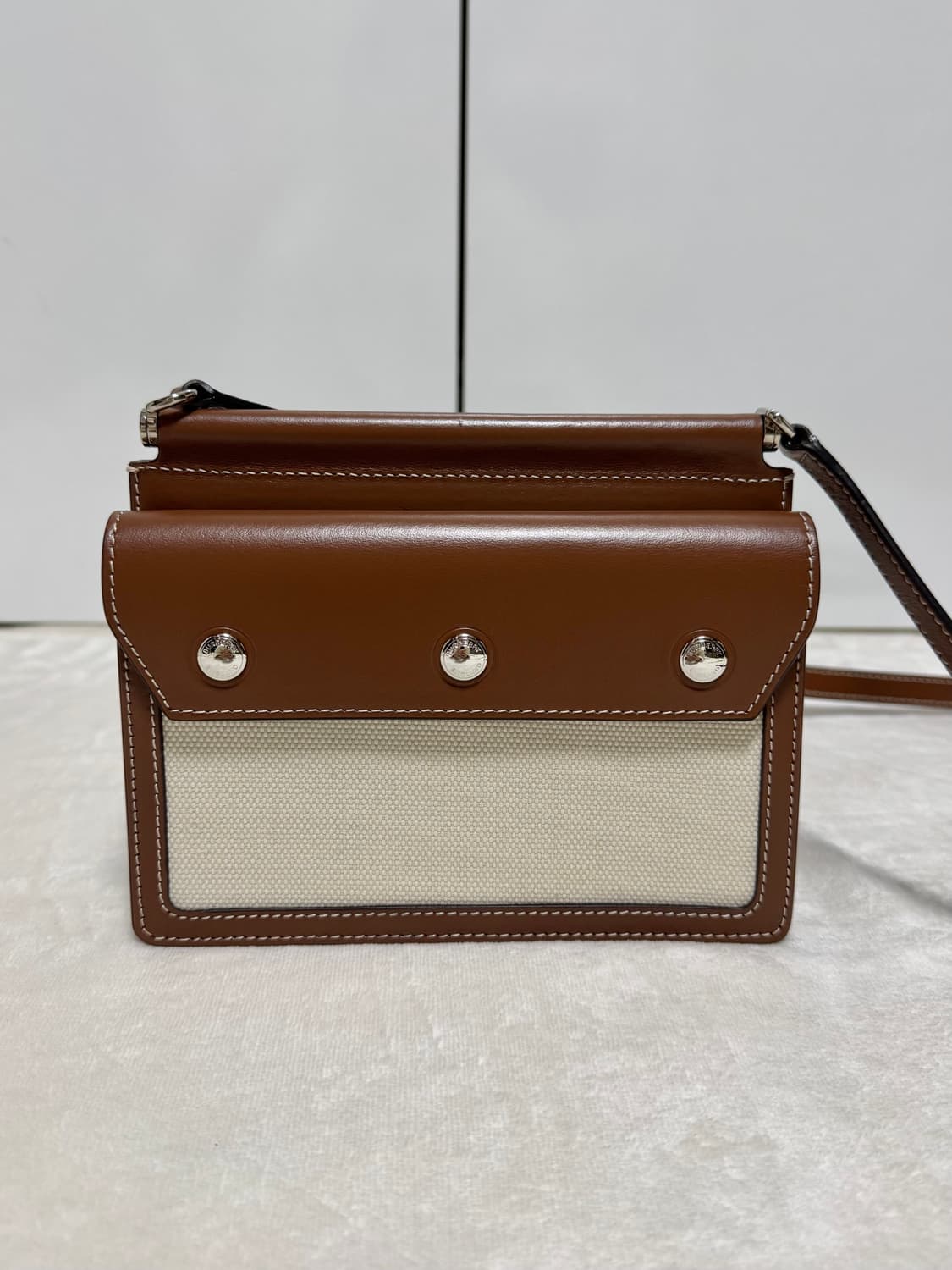 버버리 미니 포켓 호스페리 타이틀 백 상품이미지3