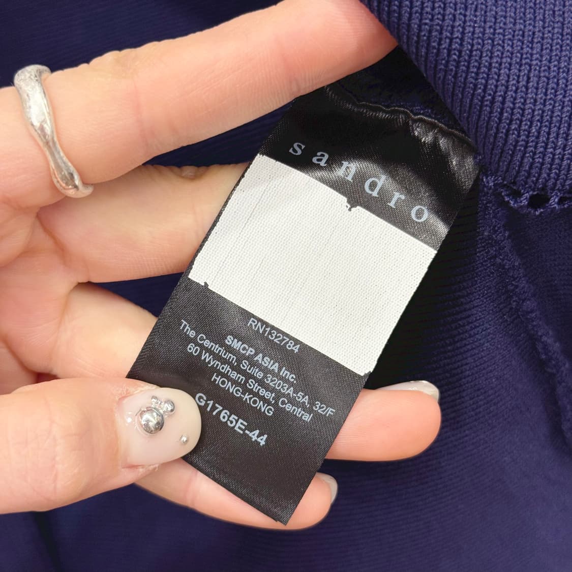 산드로 크롭 라운드넥 니트 가디건 펀칭 디테일 슬림핏 네이비 상품이미지8