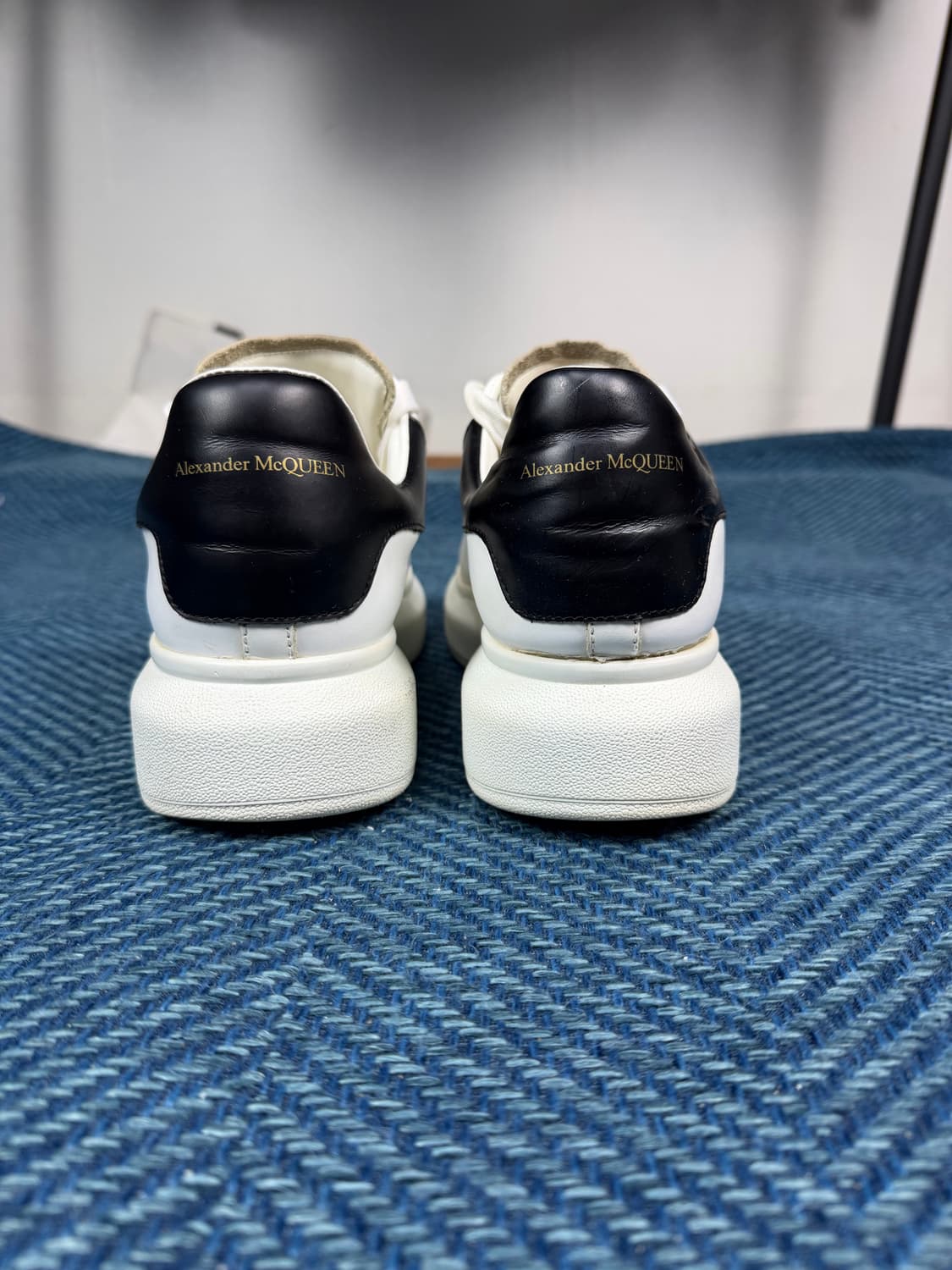 알렉산더 맥퀸 오버솔 화이트 블랙 41 상품이미지3