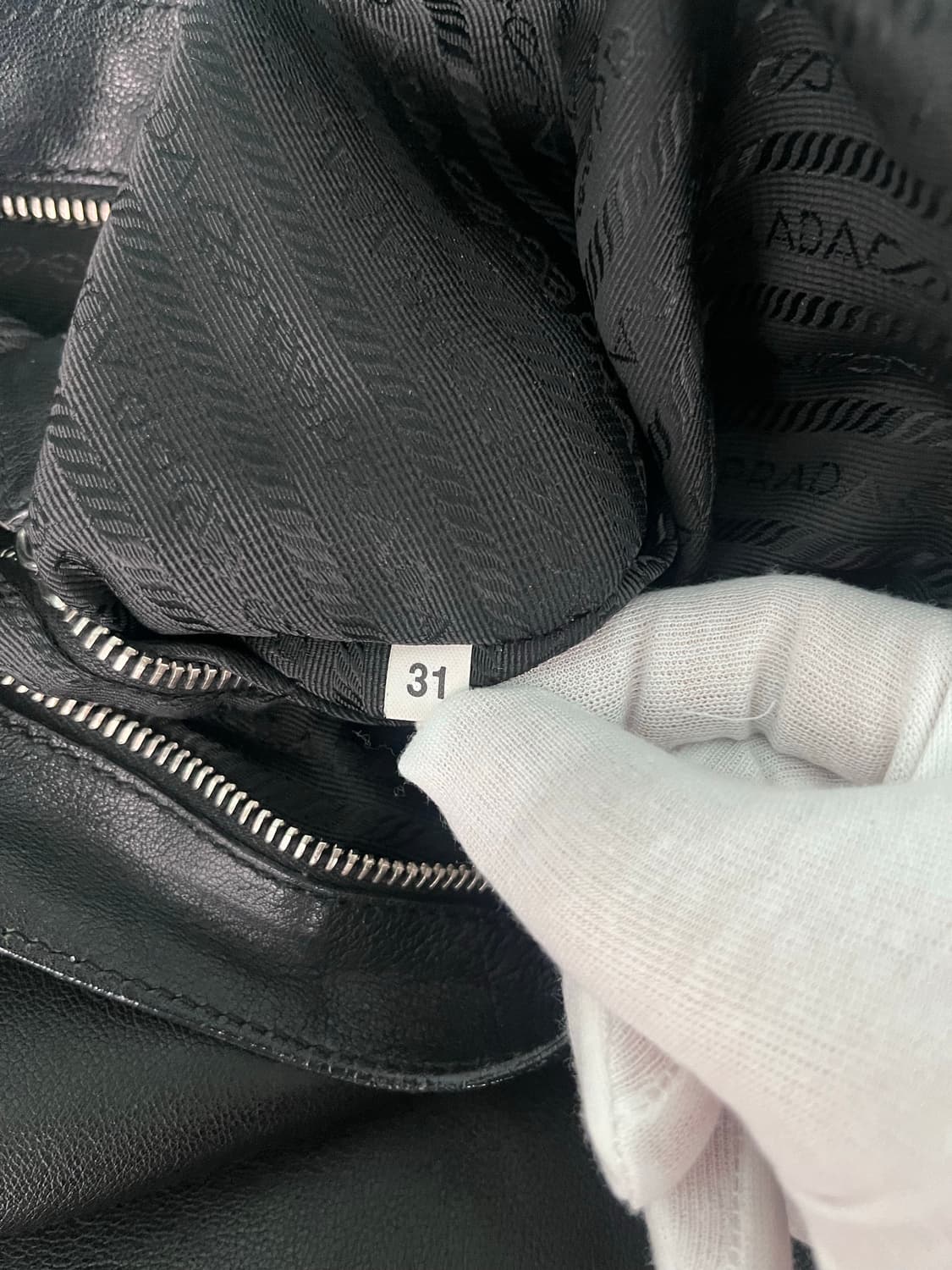 [OS] 프라다 버팔로 레더 리포터 크로스백 블랙 상품이미지7