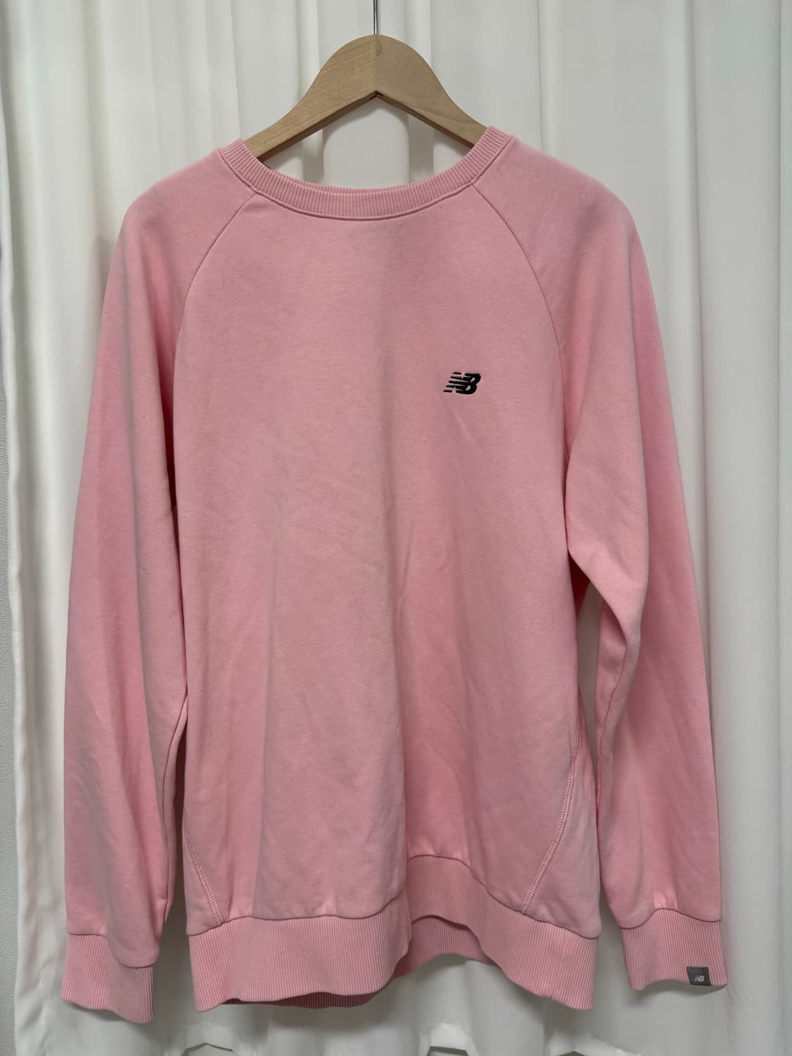 뉴발란스 스몰로고 맨투맨 핑크 상품이미지3