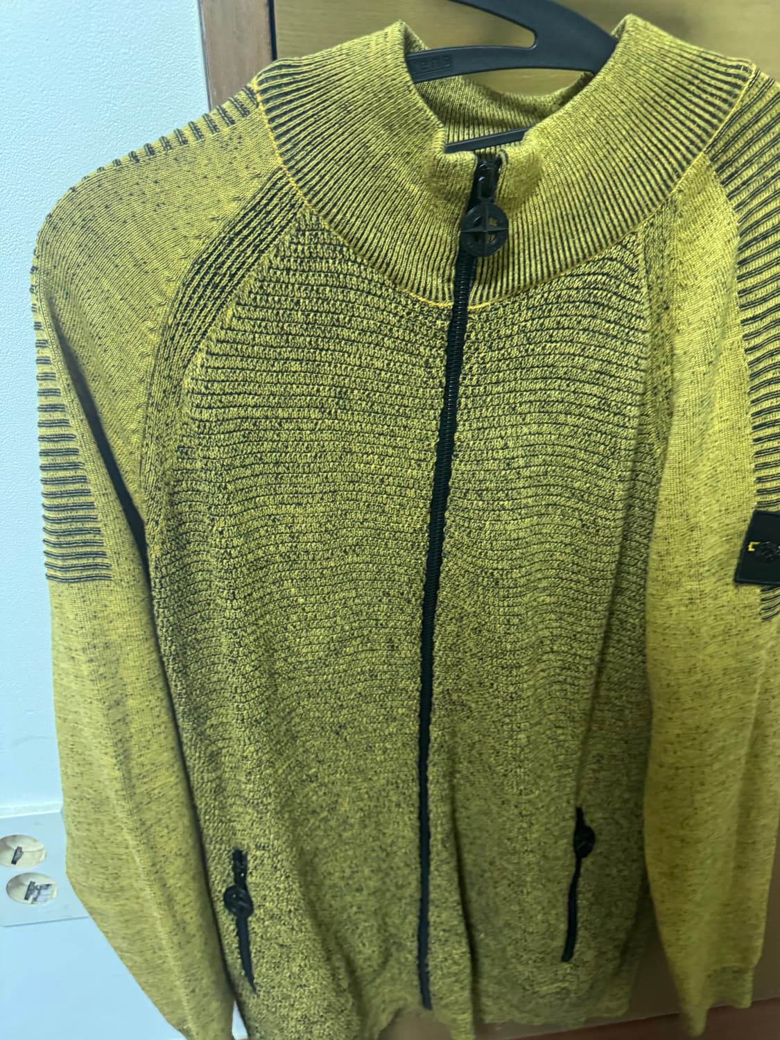 스톤 니트집업 팔아요 상품이미지1