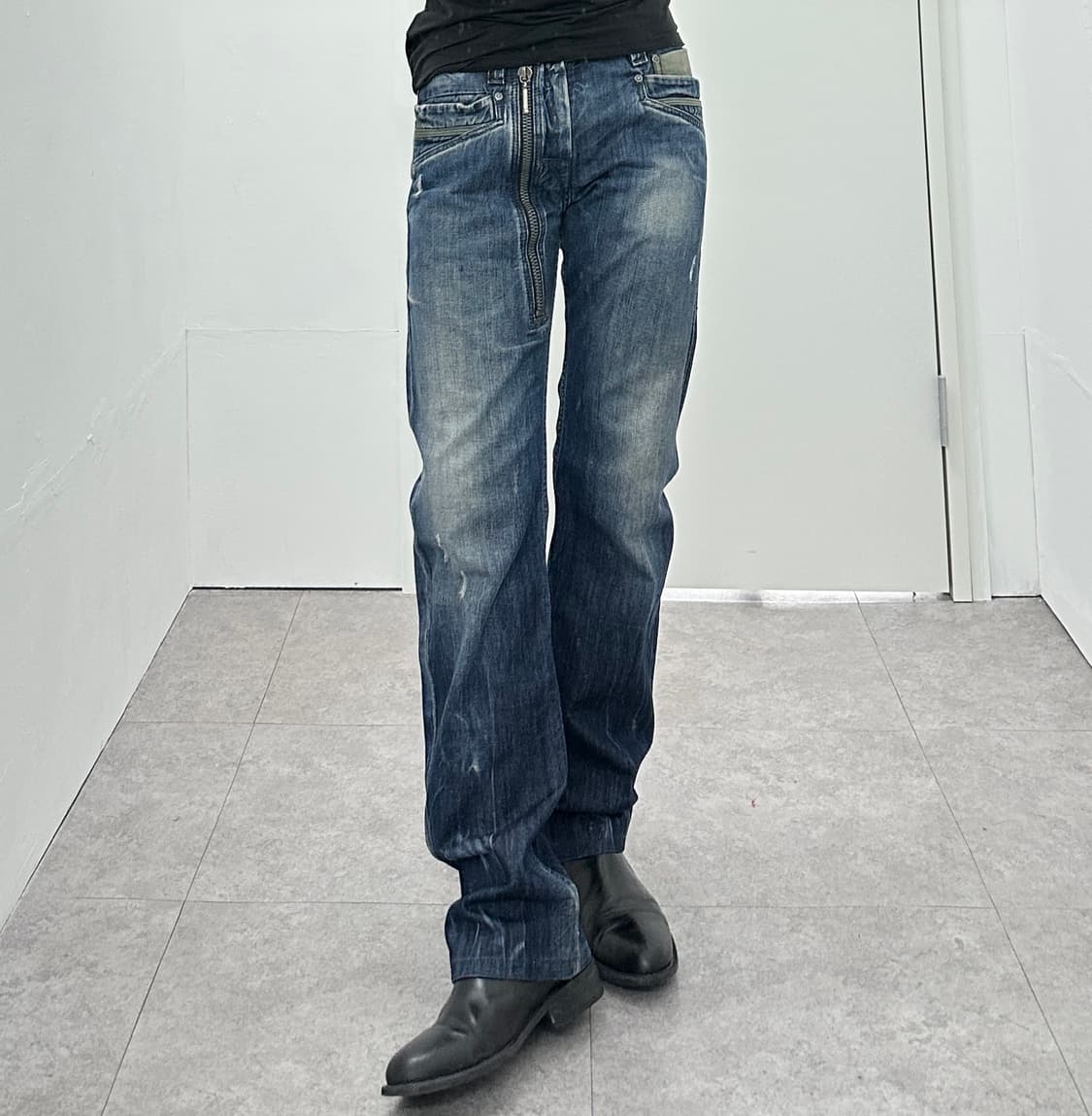 Leather detail zipper denim pants  상품이미지3