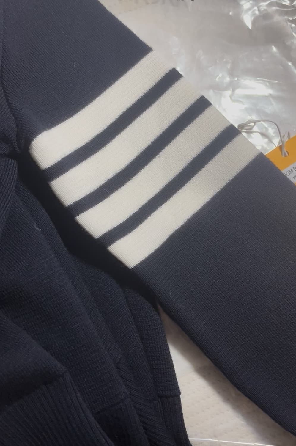 톰브라운 밀라노 클래식 브이넥 가디건  상품이미지4