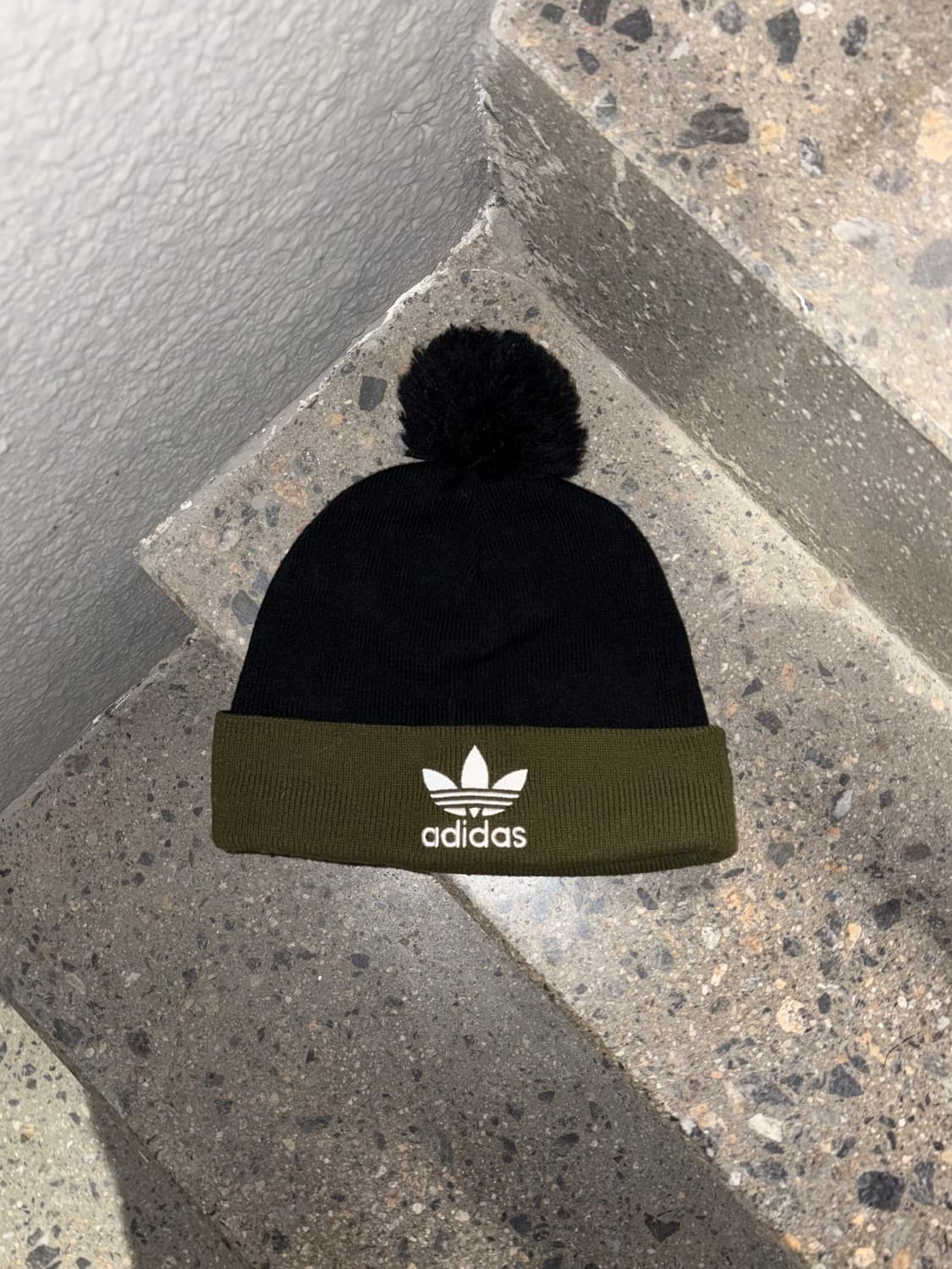 아디다스 배색 폼폼 비니 상품이미지4