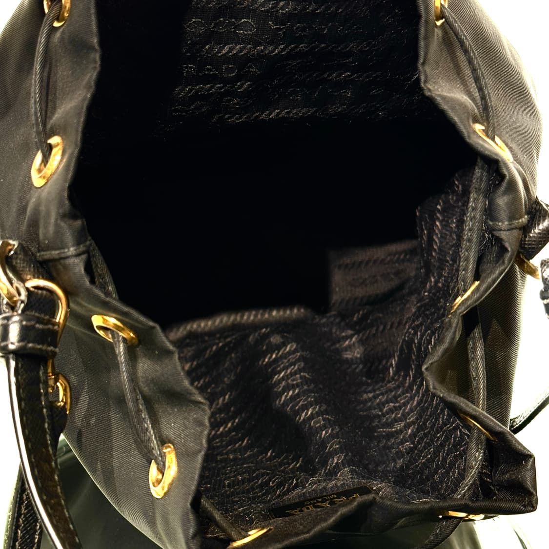 [정품] 프라다 삼각로고 리나일론 듀엣 버킷백 블랙 골드 상품이미지10