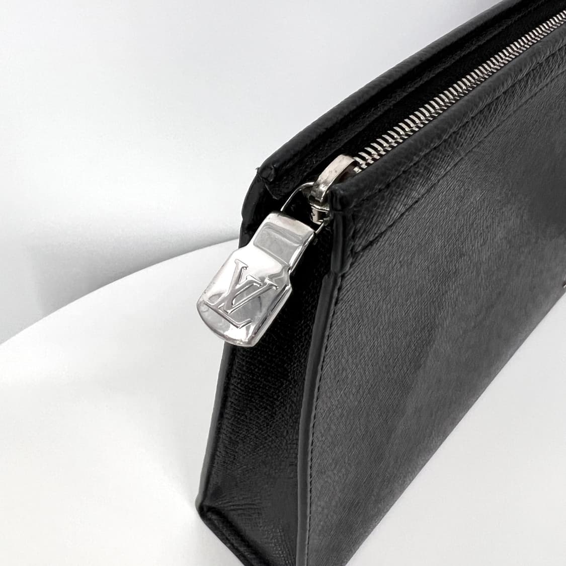 루이비통 LV 타이가 포쉐트 보야주 클러치백 블랙 (M30450) 상품이미지5