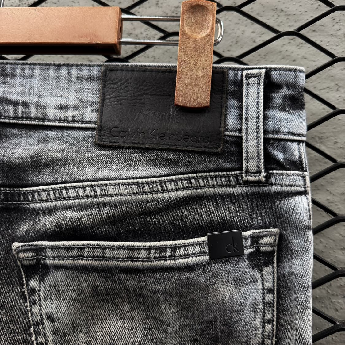 캘빈클라인 위싱 데님 팬츠 미드라이즈 화이트 브러싱 백포켓 로고 디테일 상품이미지7