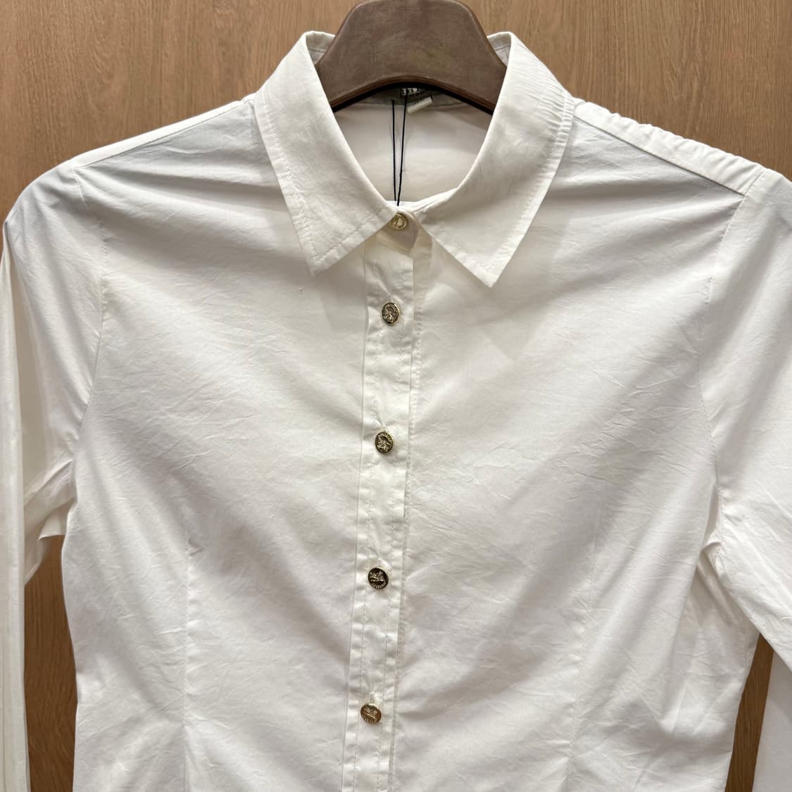 버버리 런던 코튼 셔츠 골드 로고 버튼 디테일 슬림핏 화이트 상품이미지4