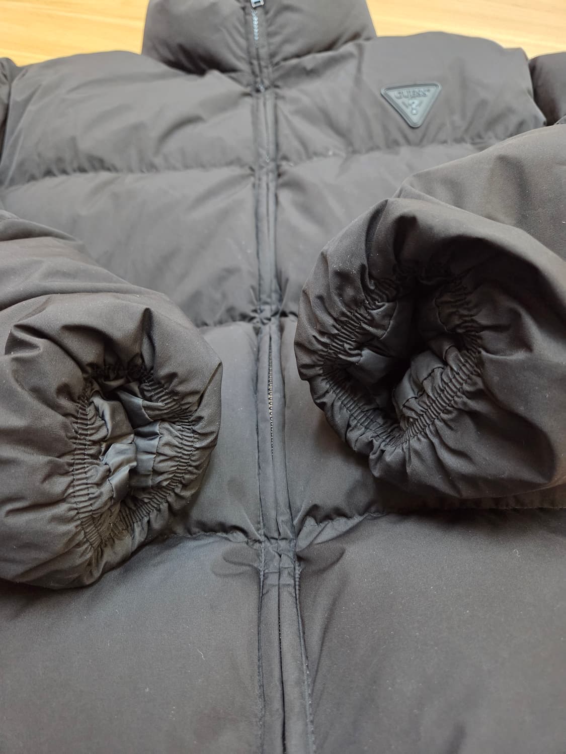 게스 블랙 오리털 패딩 M사이즈(95)입니다. 빵빵한 스타일이고, 목까지 상품이미지3