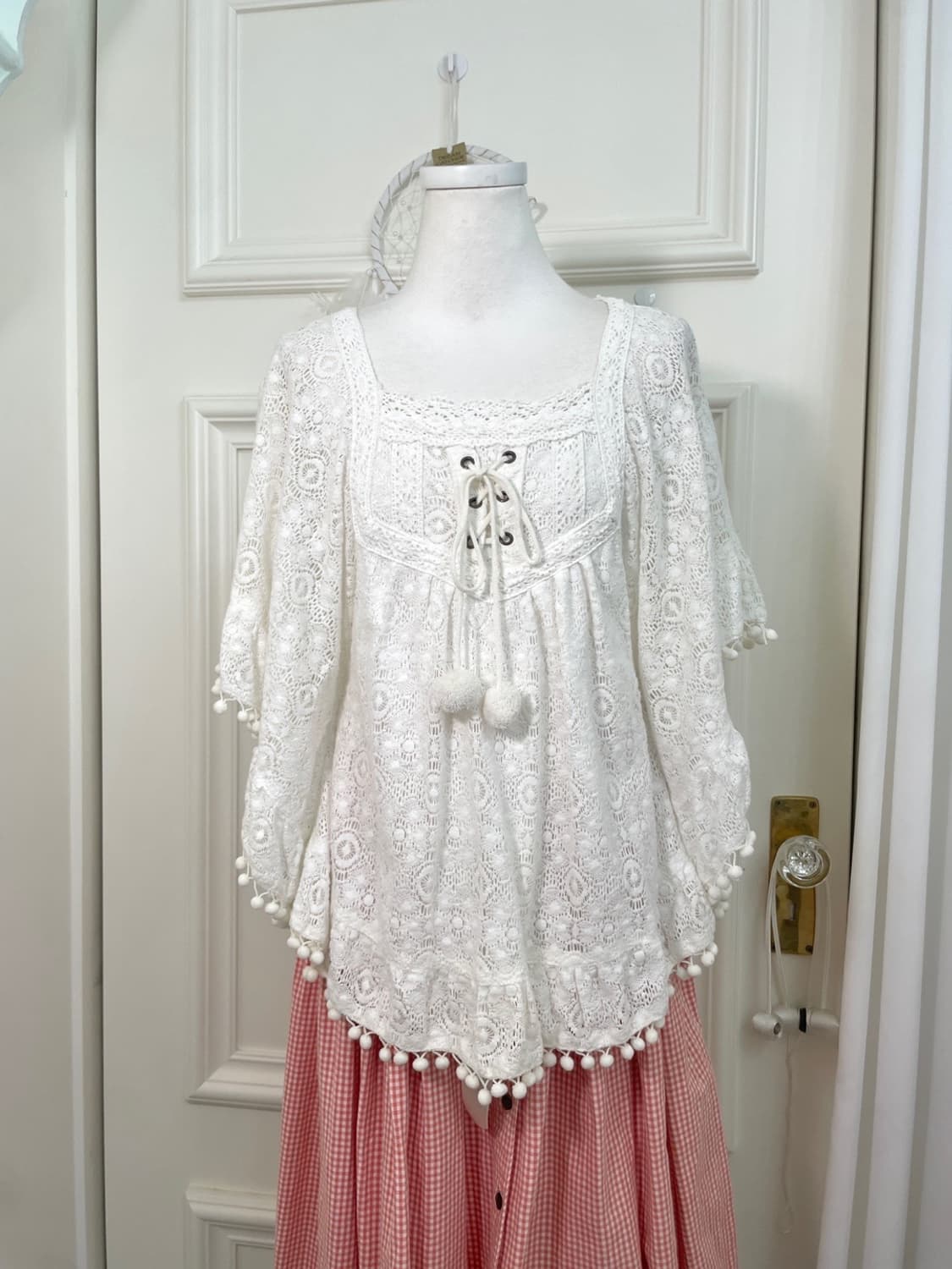 white lace cotton pompom blouse(size-M) 상품이미지1