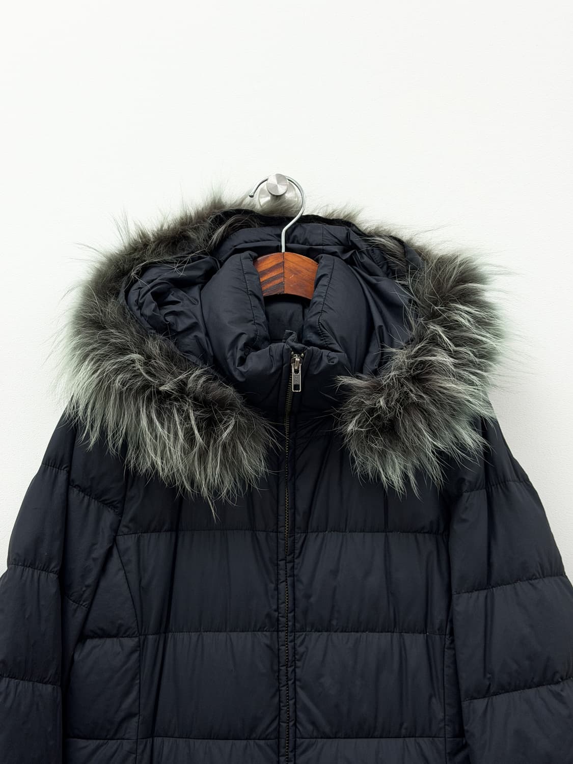 띠어리 라쿤 퍼 트리밍 스트레치 다운 코트 상품이미지3