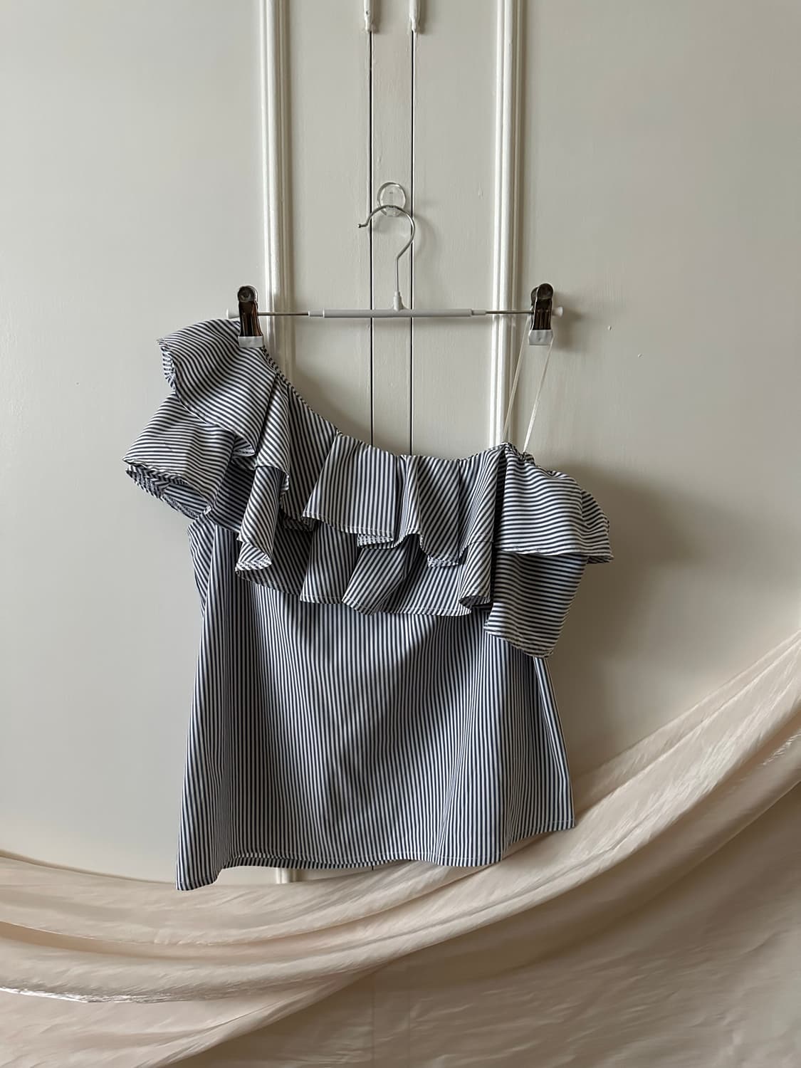sprite frill unbalance off-shouldeer 상품이미지5