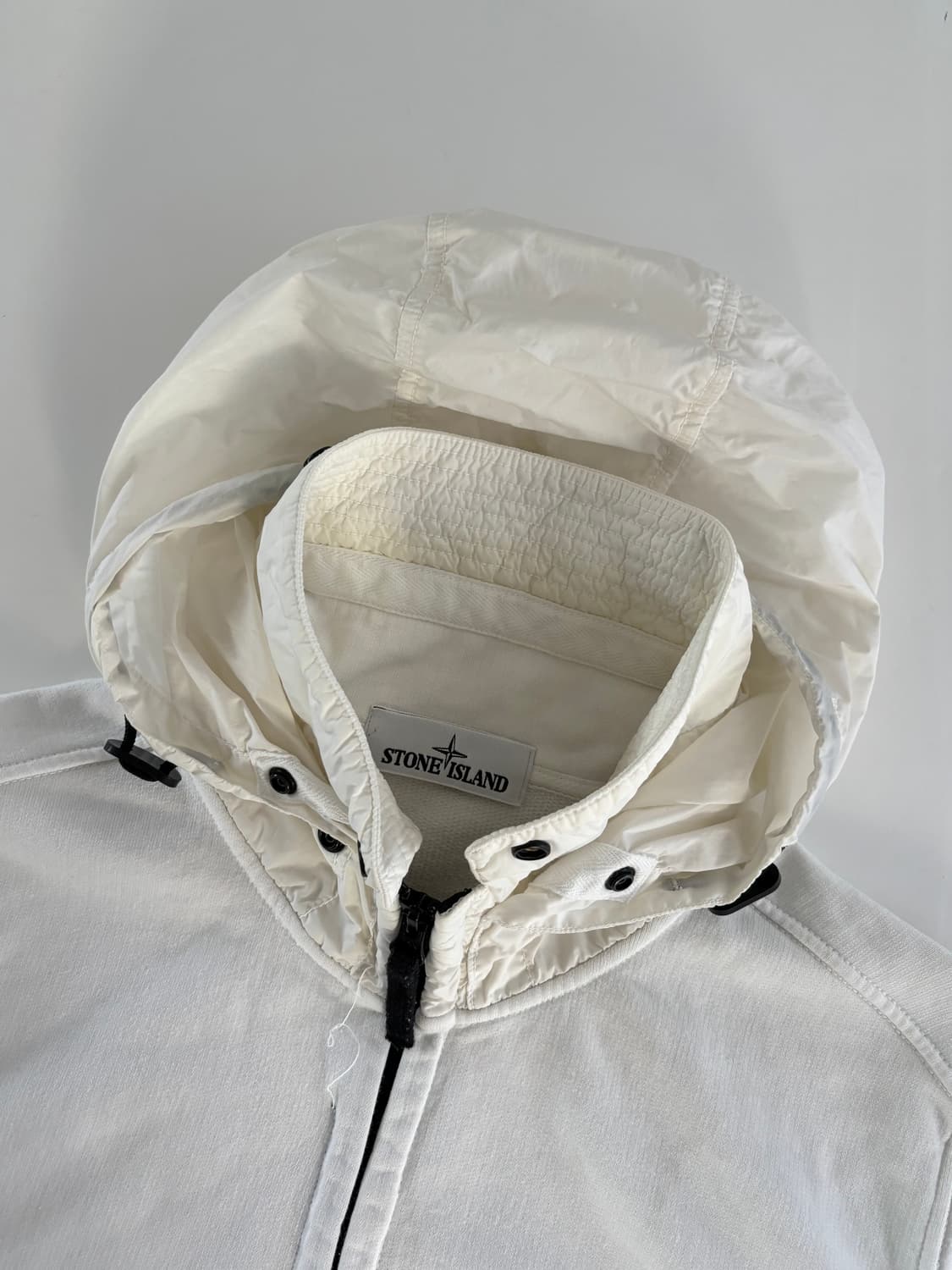Stone-Island 스톤 아일랜드 와펜 화이트컬러 후드집업 상품이미지3