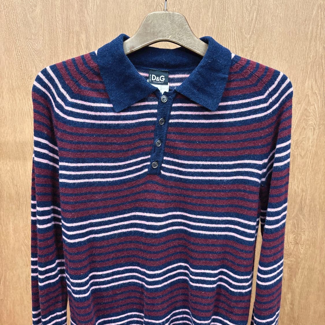 돌체앤가바나 긴팔 카라 니트 멀티 스트라이프 패턴 로고 패치 네이비 레드 상품이미지4