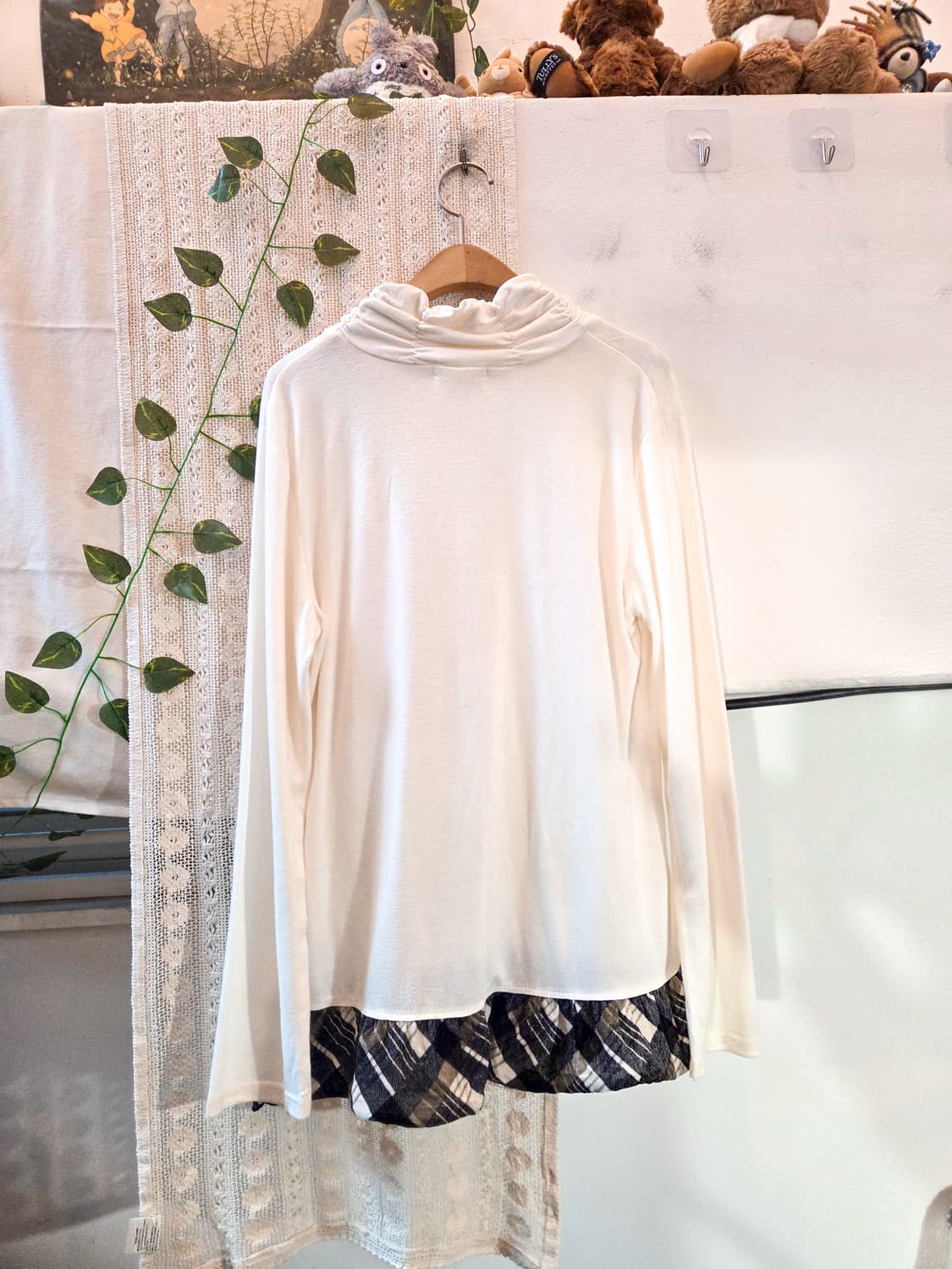 밑단 체크 배색 목폴라 슬리브 상품이미지4