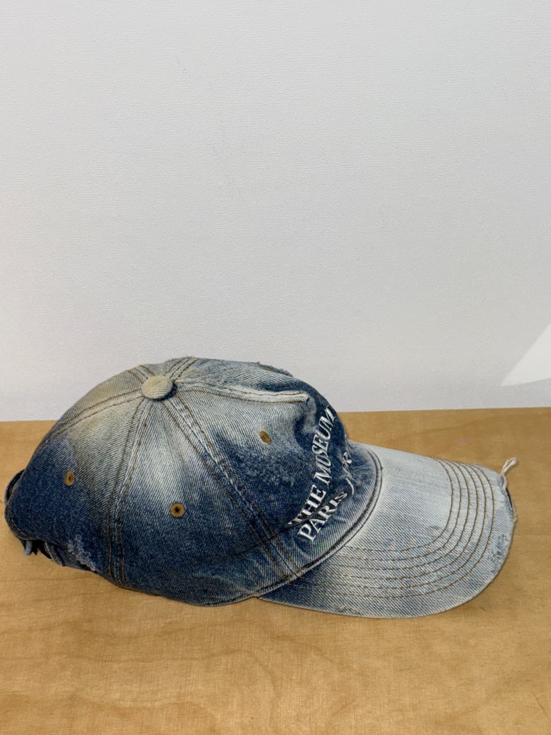 더뮤지엄비지터 워싱 데님 볼캡 (WHITE BLUE) 상품이미지2