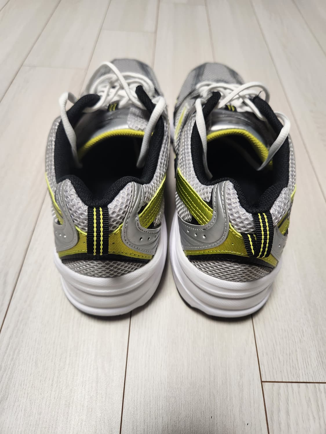 뉴발란스 530 실버 옐로우 운동화 사이즈275

거의 새거오염 하자없이 상품이미지4