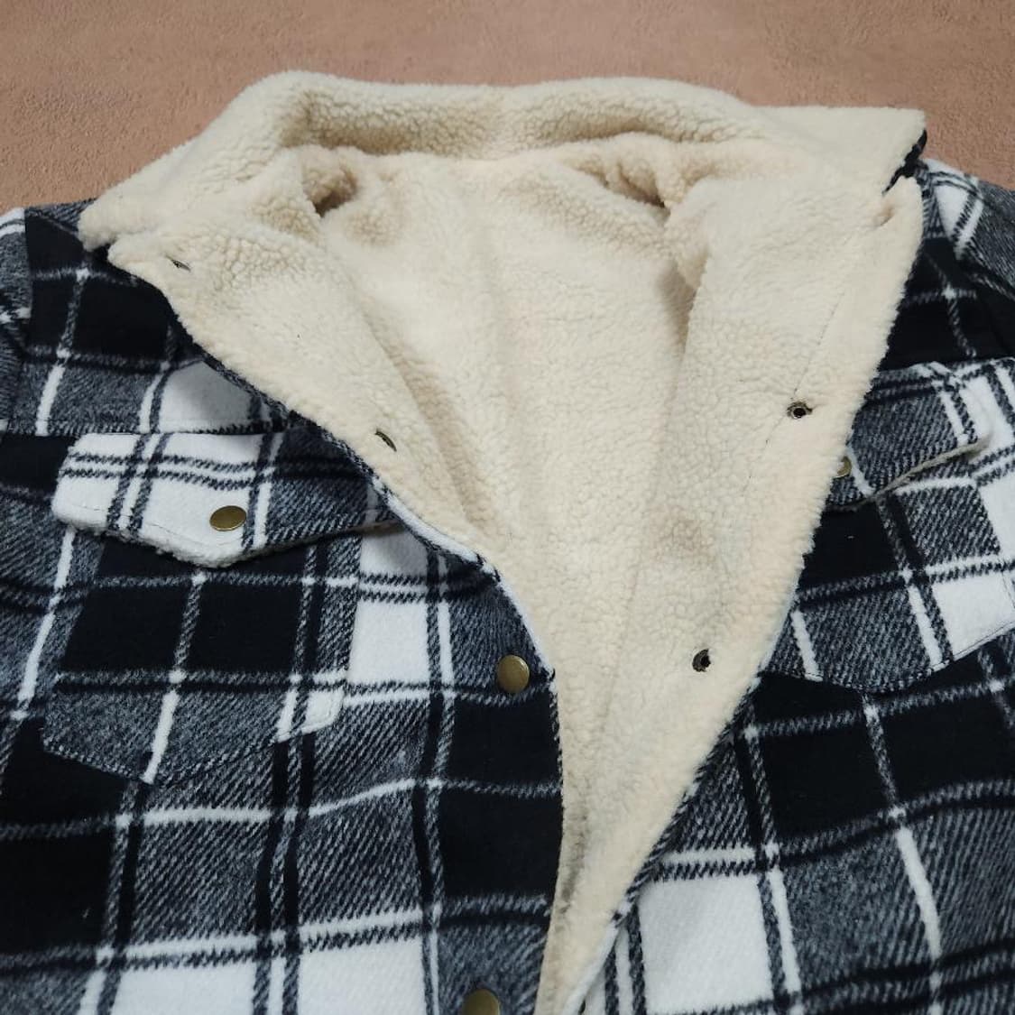 블랙/화이트 체크 패턴 플리스 안감 코트 상품이미지3
