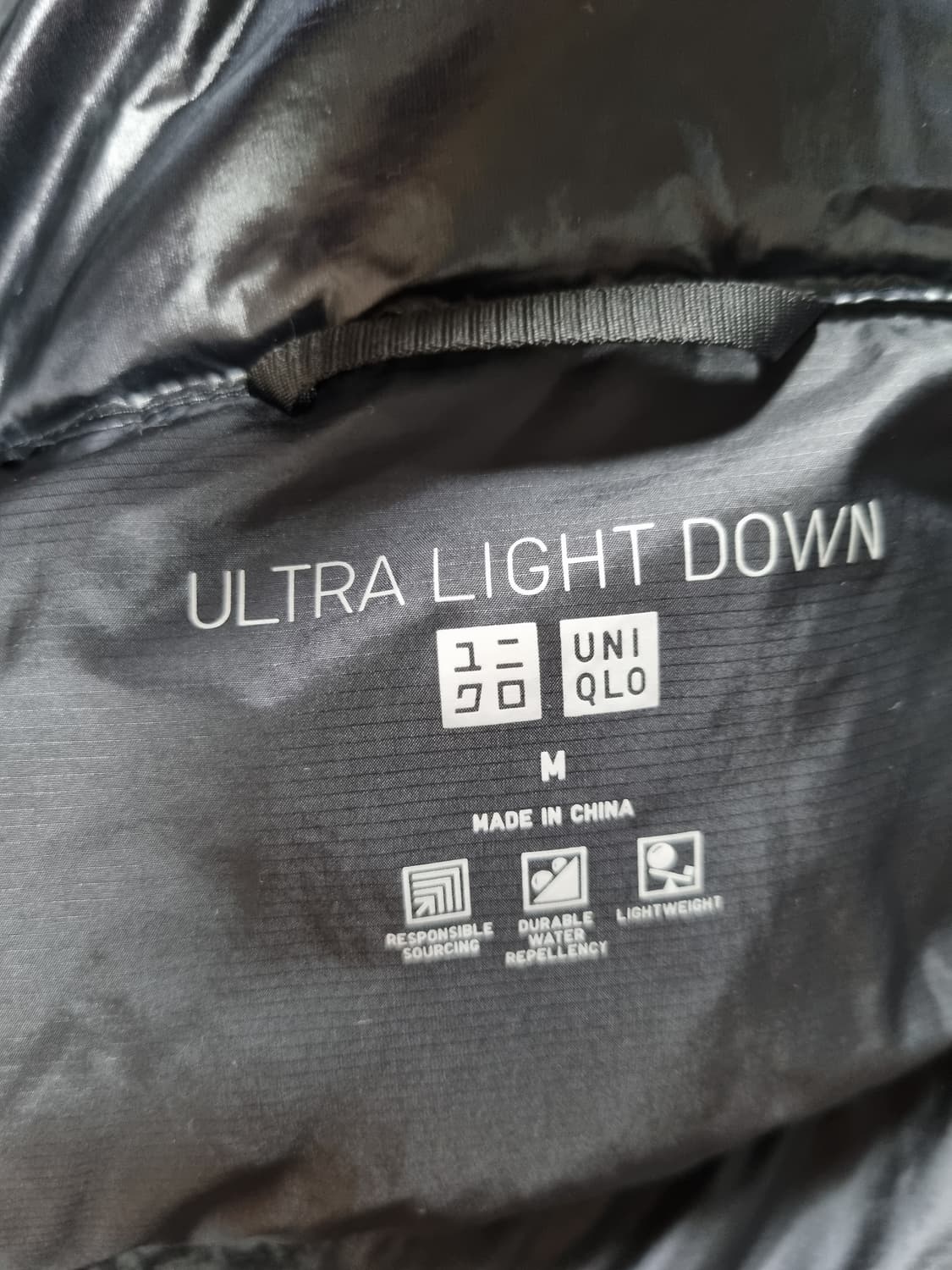 유니클로 울트라 라이트 다운 유광 패딩 상품이미지3