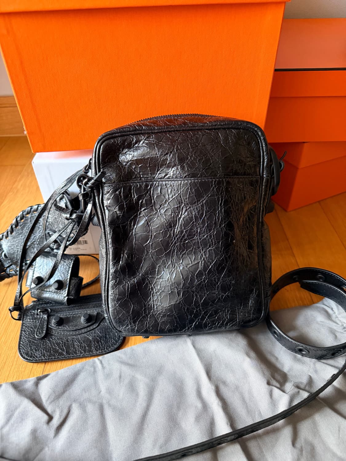 발렌시아가 르카골 크로스백 올블랙 상품이미지1