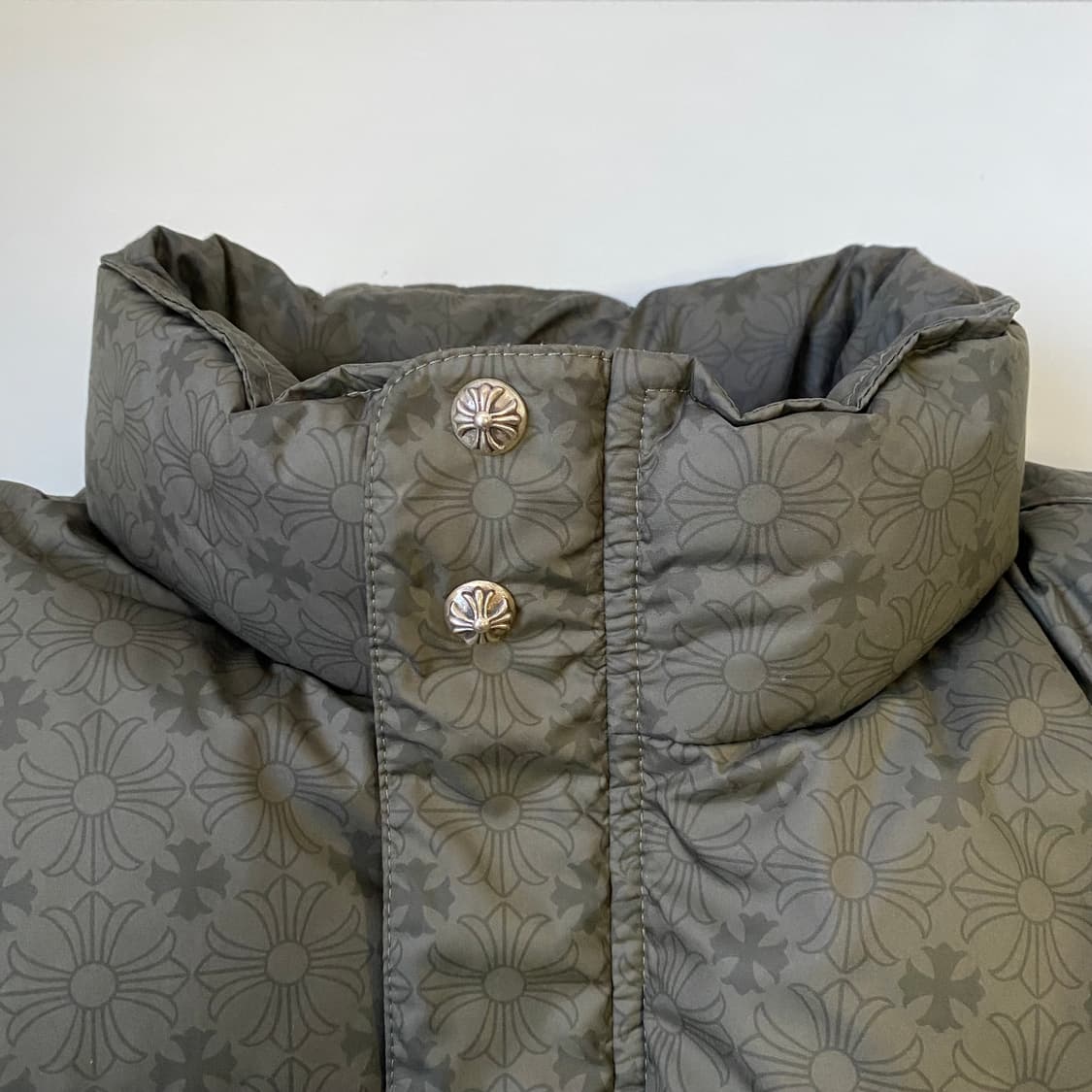 [L] 크롬하츠 STIFF V2 푸퍼 패딩 올리브 상품이미지4