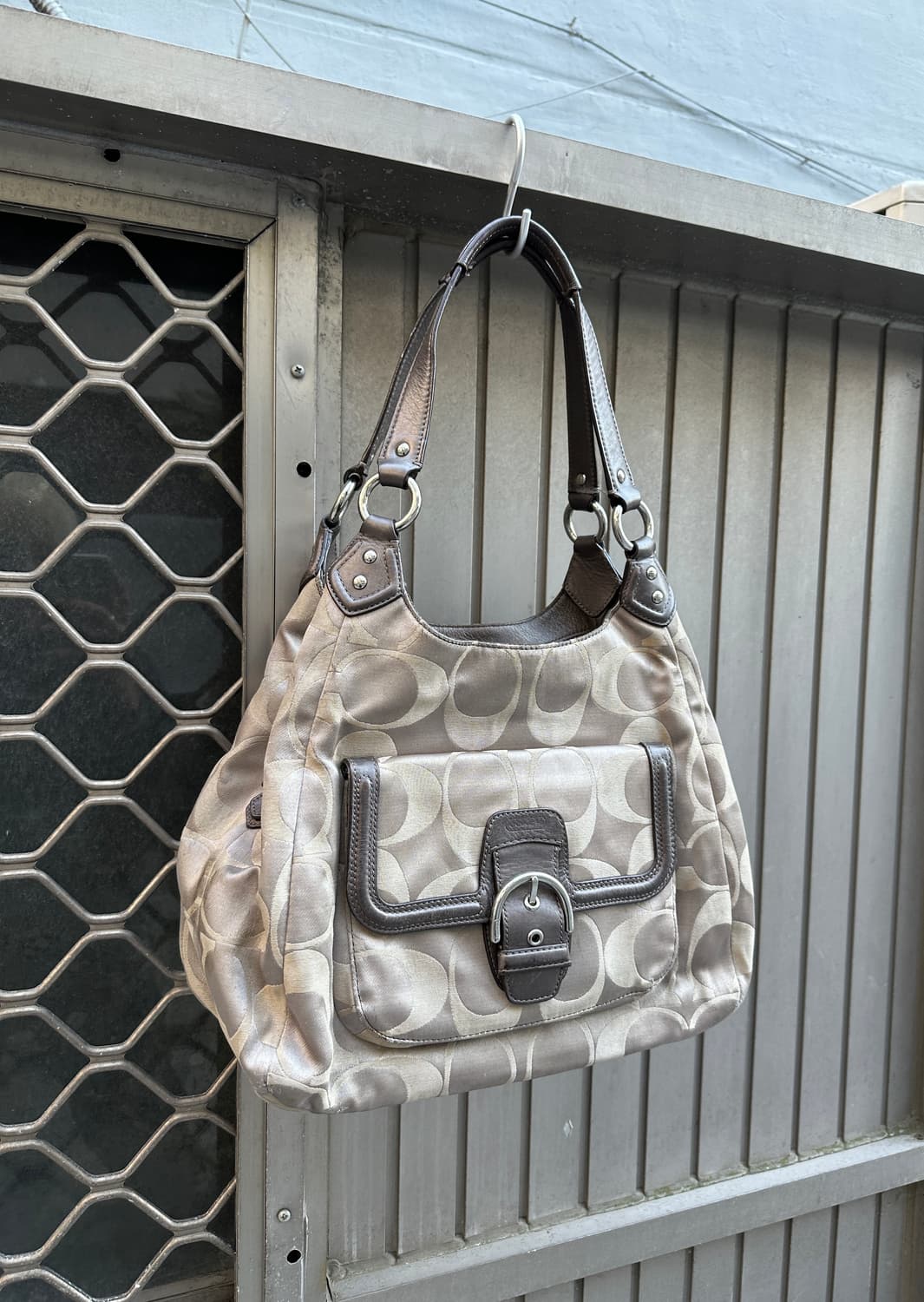 Coach stud point shoulder hobo bag  상품이미지1