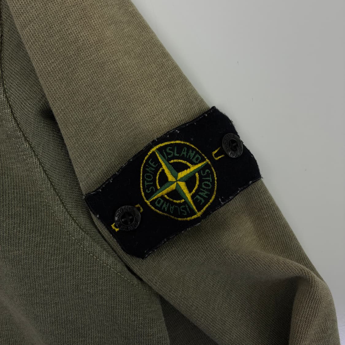Stone Island  스톤 아일랜드 와펜 워시드 카키 후드집업 상품이미지3
