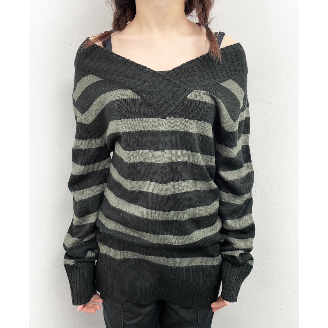 펑크 스트라이프 오프숄더 니트 상품이미지1