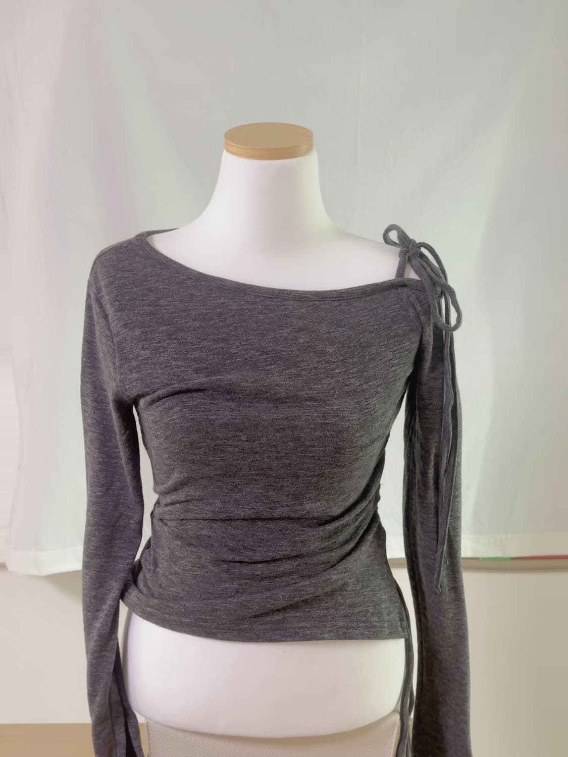 오네갸루 리본 스트랩 오픈 원숄더 언발 셔링 트임 긴팔 티셔츠 니트 상품이미지1