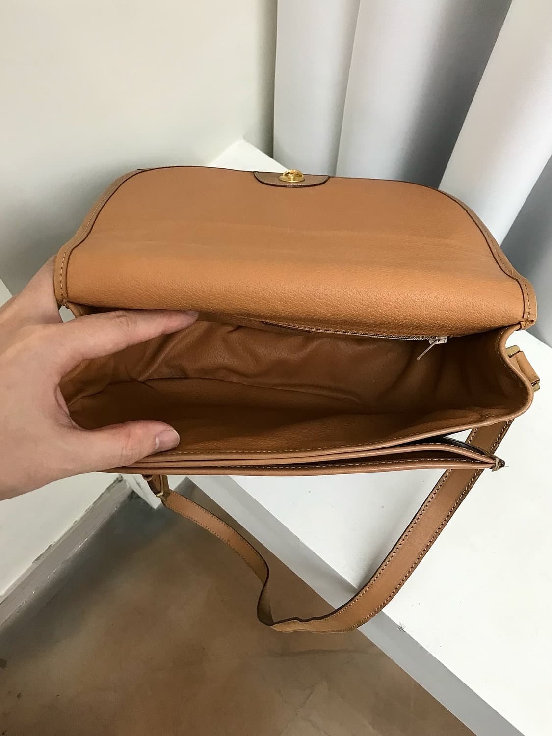 셀린느 가죽 로고 마카담 크로스백 상품이미지6