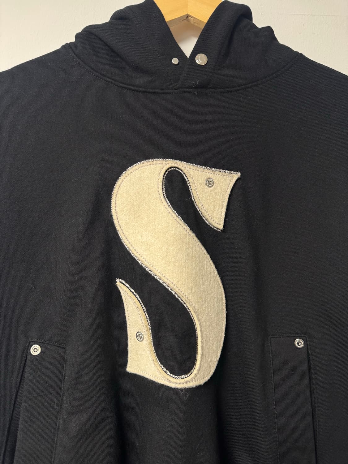 SATUR 세터 리벳 아플리케 포켓 로고 블랙 후드티 L 상품이미지5