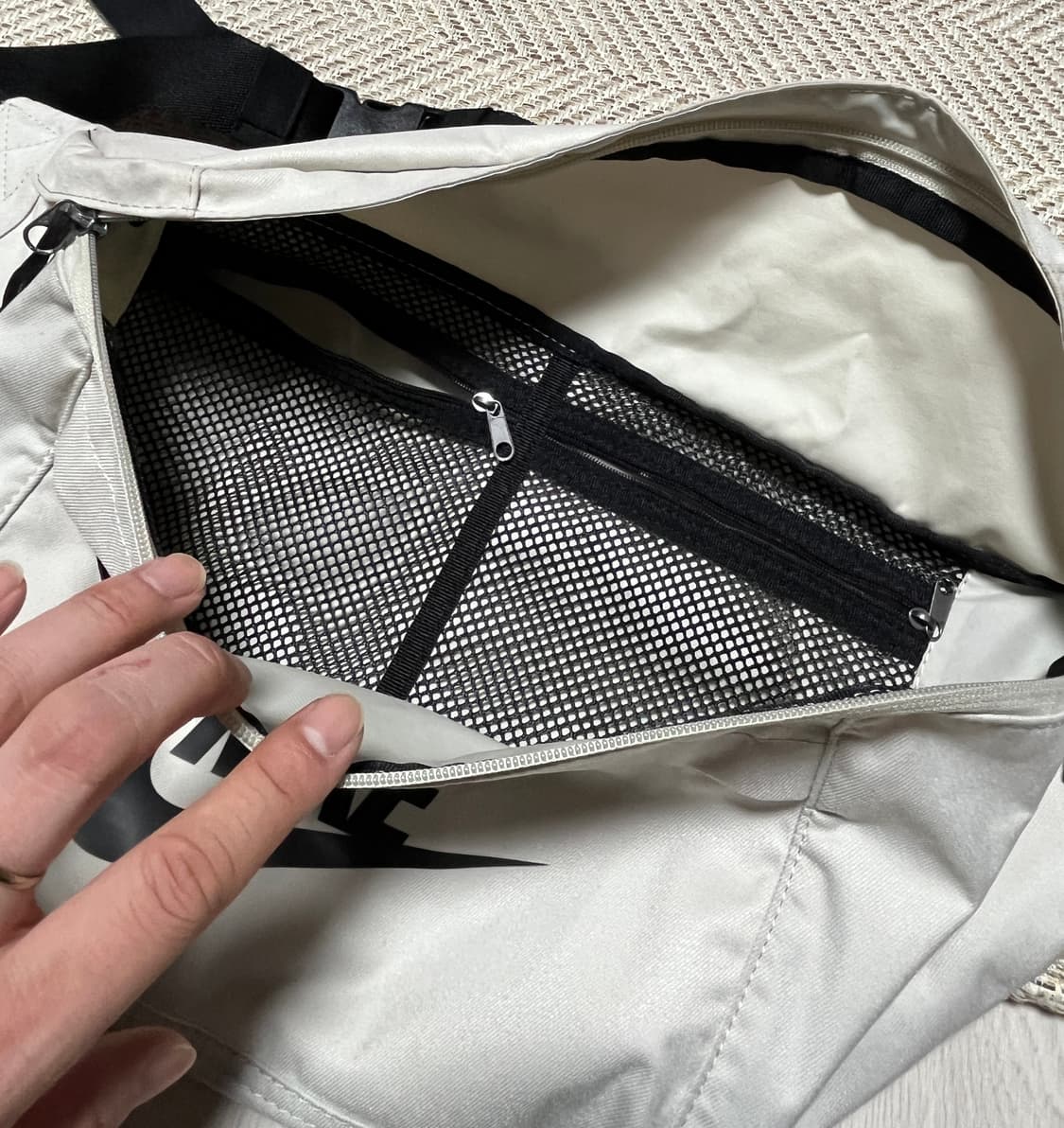 공용 나이키 테크 힙팩 웨이스트 크로스백  상품이미지4