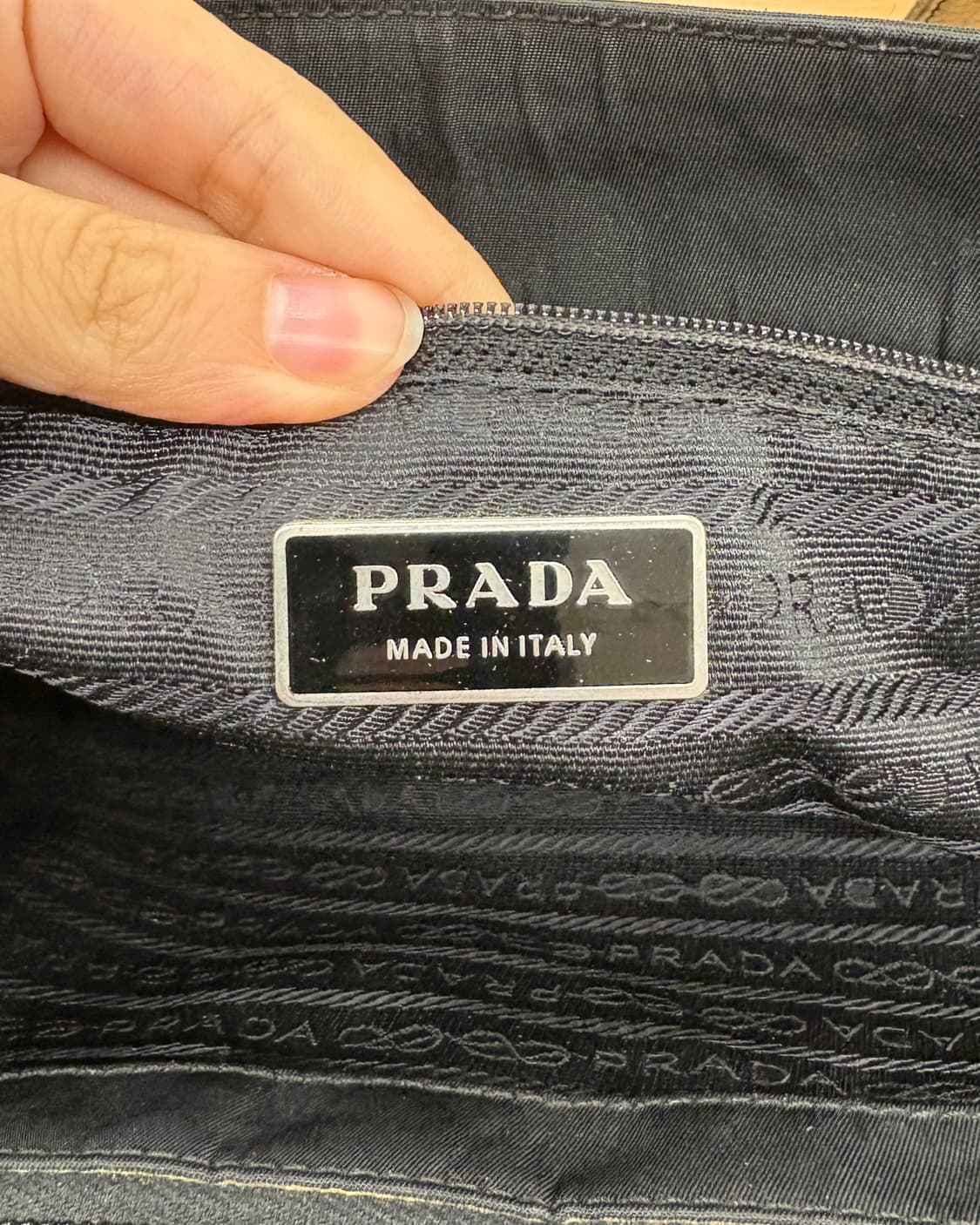 프라다 블랙 테수토 트라이앵글 숄더백 상품이미지8