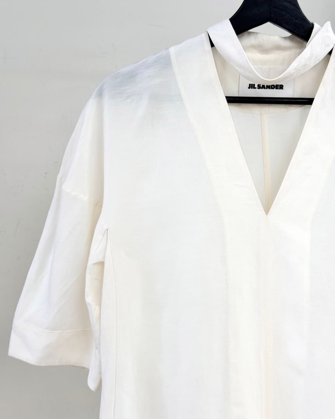 질샌더 아이보리 브이넥 하프 블라우스 상품이미지3