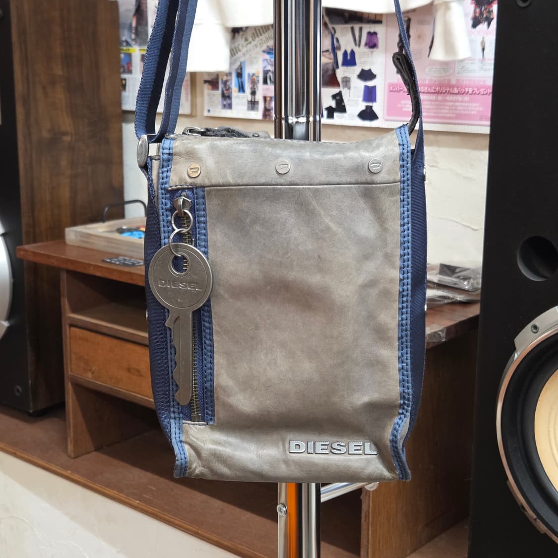 디젤 키링 포인트 그레이 블루 미니 크로스백 상품이미지1