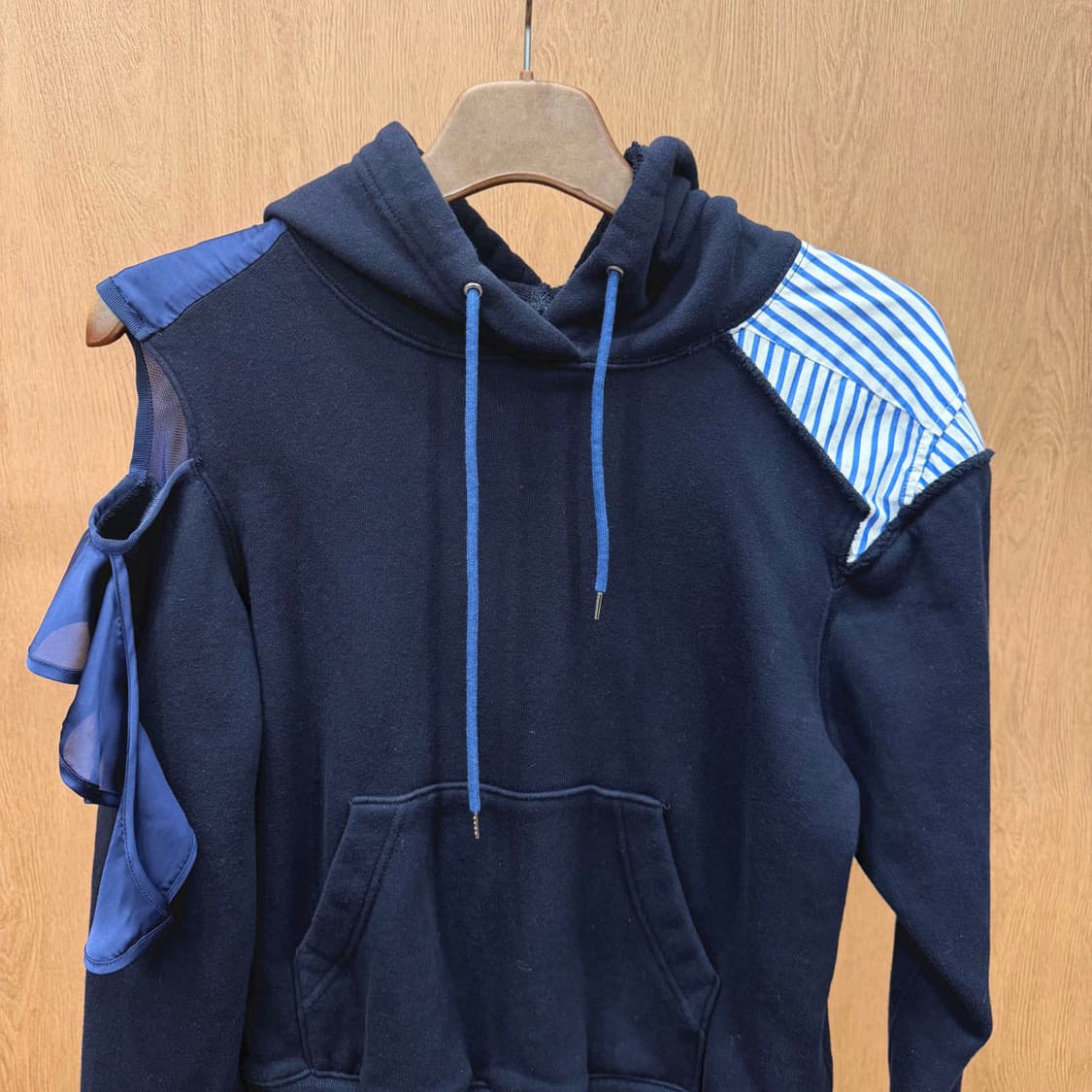 사카이 후드 티셔츠 스트라이프 패치 워크 컷아웃 러플 숄더 디테일 네이비 상품이미지4