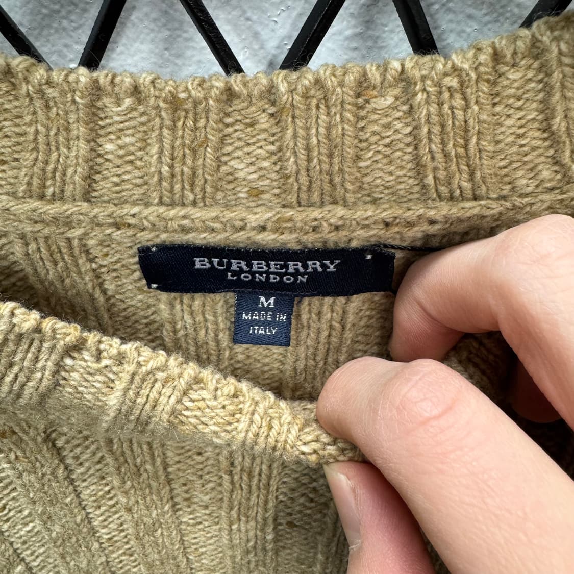 버버리 롱슬리브 골지 니트 후면 노바체크 패턴 포인트 베이지 상품이미지6