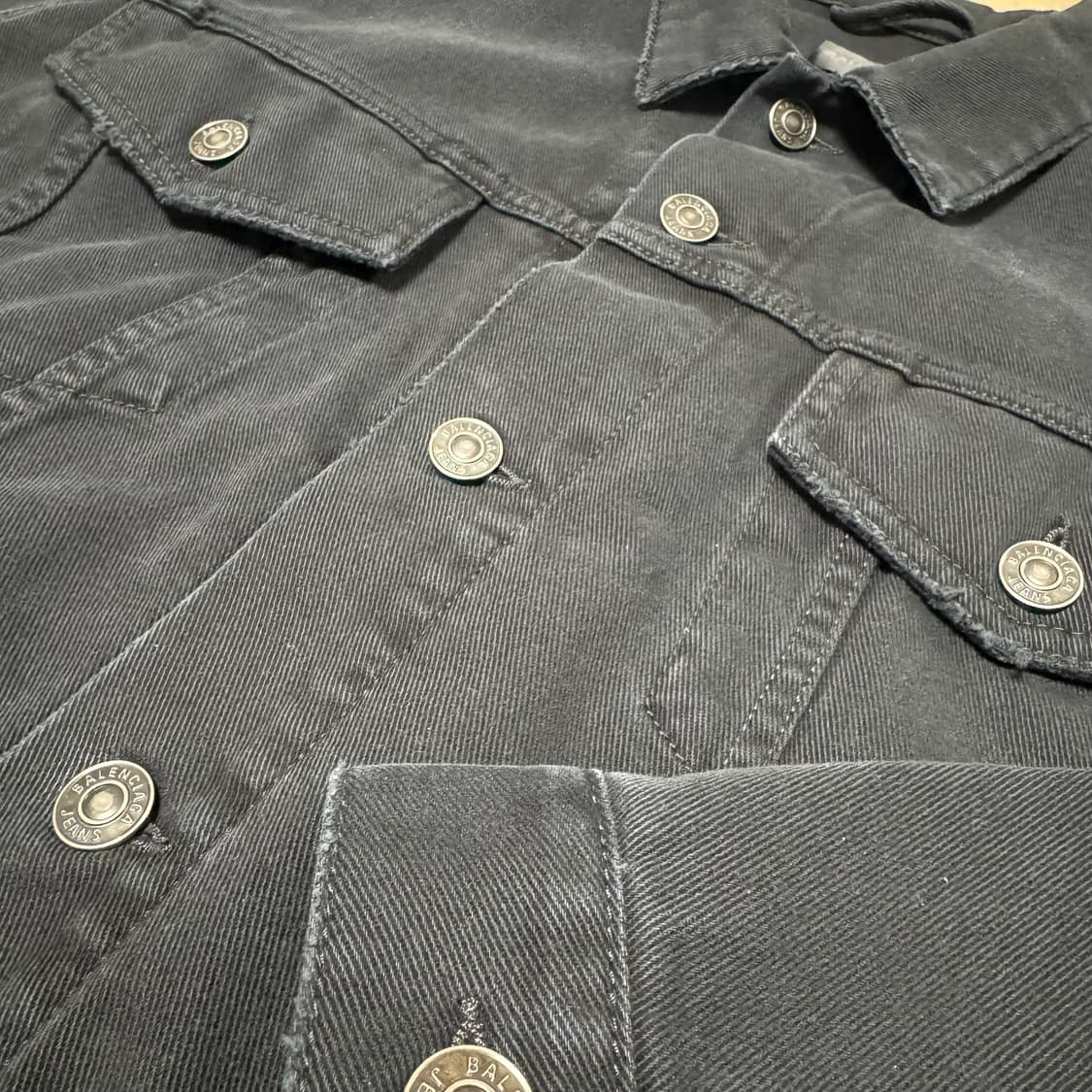 [L] 발렌시아가 크롭 스몰로고 데님자켓 블랙 상품이미지4