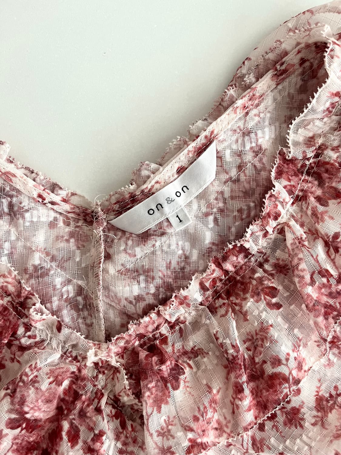 S) 온앤온 플라워 패턴 프릴 블라우스 레드 상품이미지4