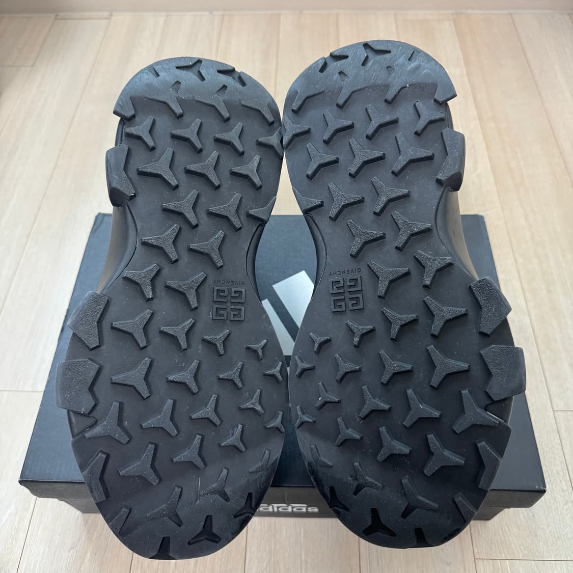 지방시 모뉴멘탈 멜로우 스니커즈 상품이미지6