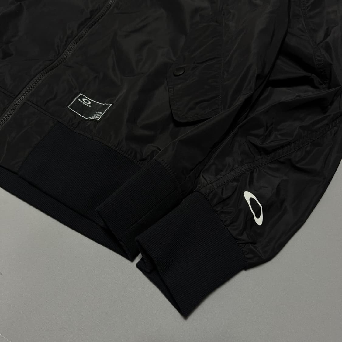 오클리(OAKLEY) 블랙컬러 폴리에스터 논칼라 쉘 윈드브레이커 상품이미지4