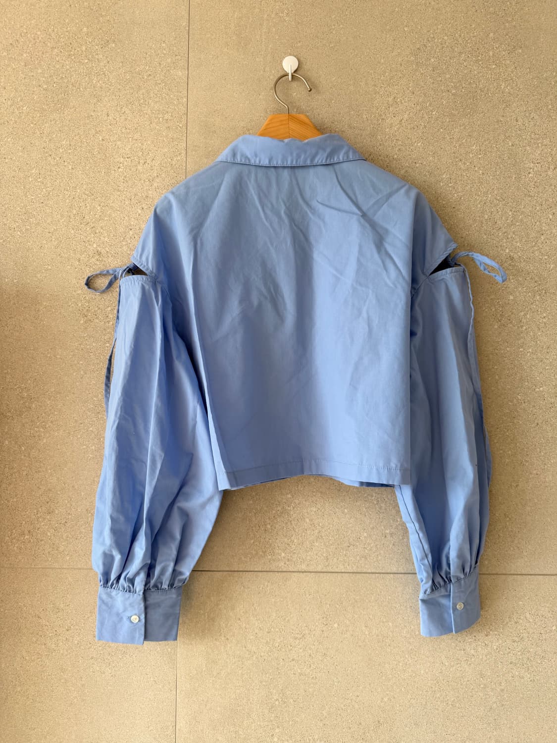 크롭 블루 셔츠 어깨 절개 리본 빅카라 상품이미지3